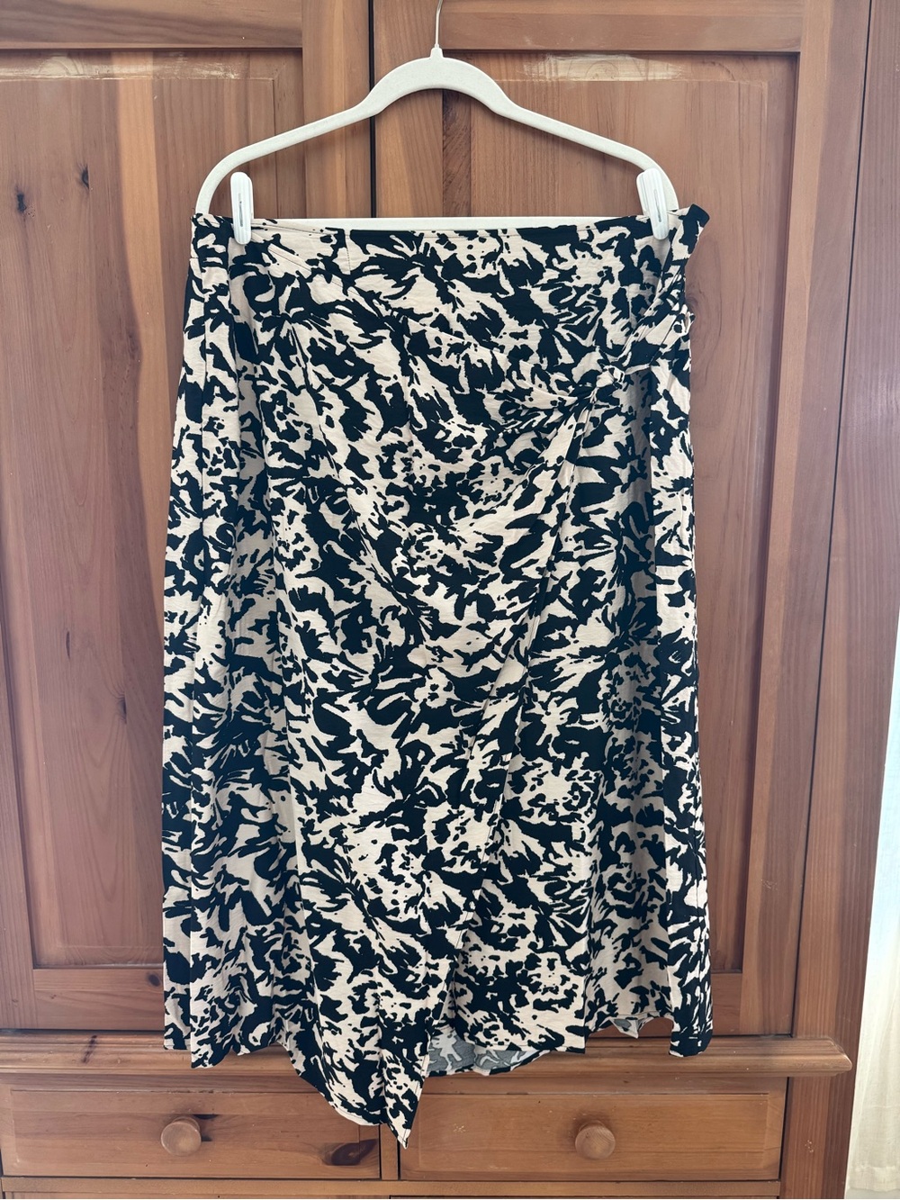Ava & Viv Black and Cream Abstract Floral Midi Skirt